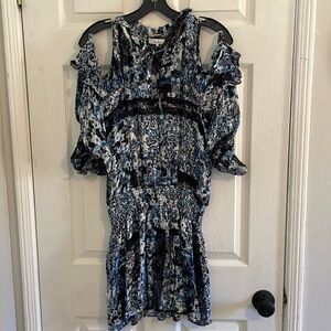 Key Hole Neckline. Gathered waist band.